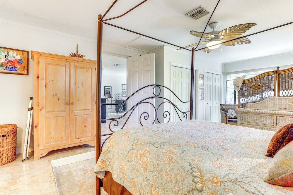 Englewood Bungalow 1 Mi to Beach: Pets Welcome!