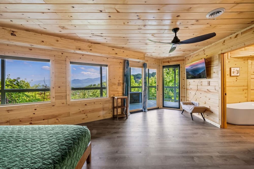 180 Views Sleeps 7 Private Hot Tub Full Kitchen