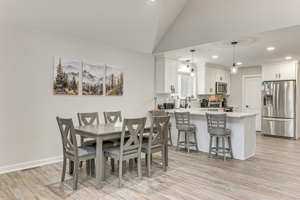 Lake & Pool Access: Poconos Family Getaway!