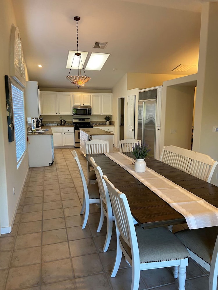 Stunning 5 Star Home Retreat Private Pool Spa BBQ 4 BR