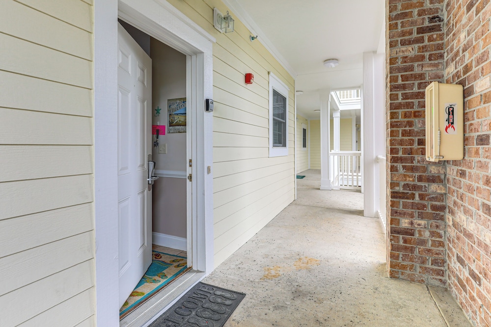 Golf Course Getaway w/ Pool Access in Myrtle Beach