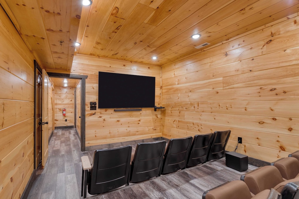 2 Homes Firefly Trail Way by Avantstay Sleeps 28, Indoor Pool + Hot Tub + Movie Theater & Game Room