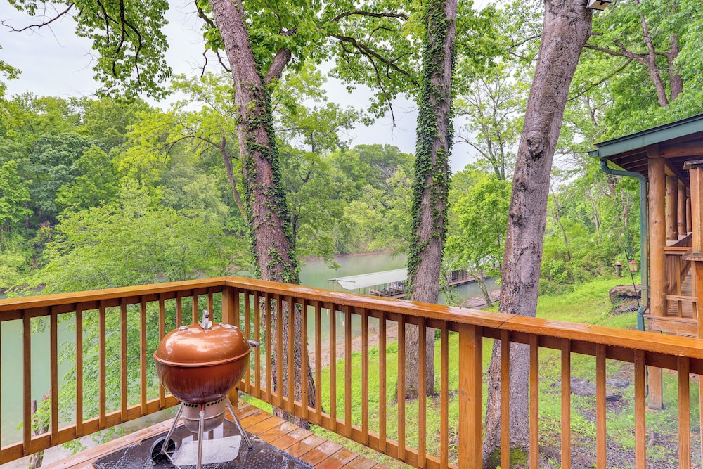 Deck & Views: Little Red River Retreat!