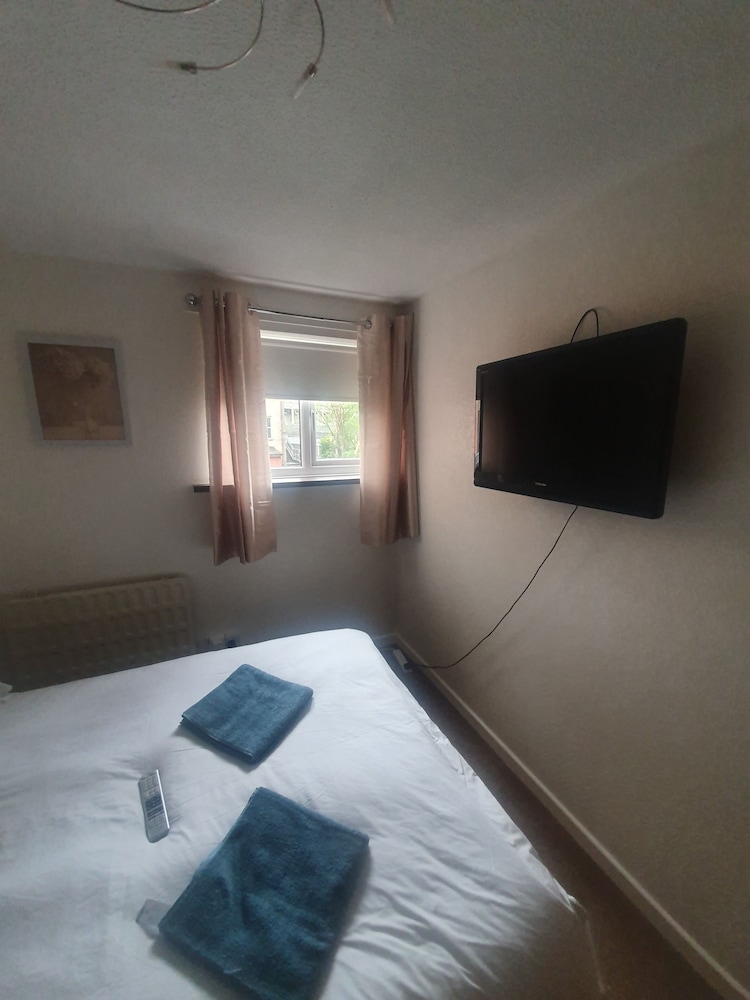 Stunning 1-bed Apartment in Walsall view 4