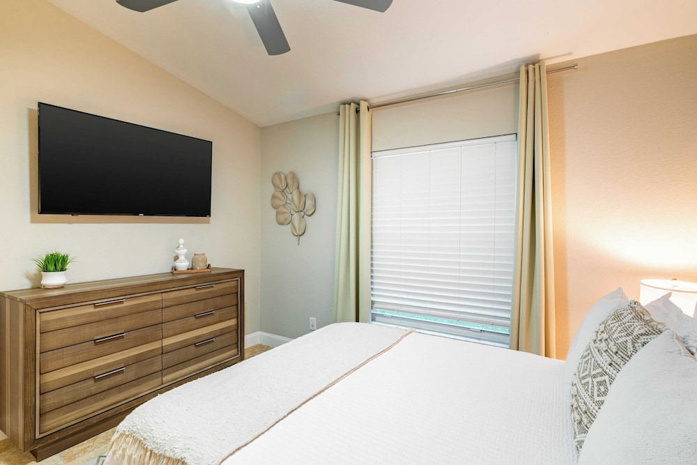 Private Pool, Firepit, Game Room Mins to Beaches + Community Amenities Casa Solara by Avantstay