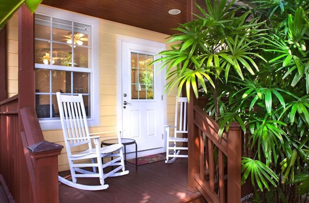 Hotel Travelers Palm - Image 1