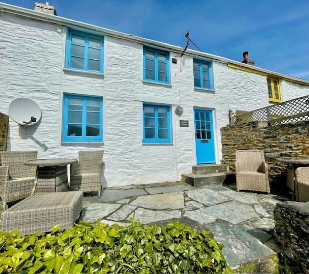 Cottages at the Lugger