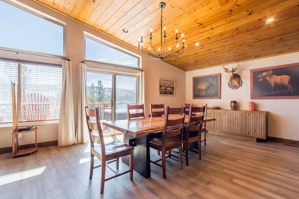 Lakefront Lodge by Avantstay Lakefront Cabin w Hot Tub
