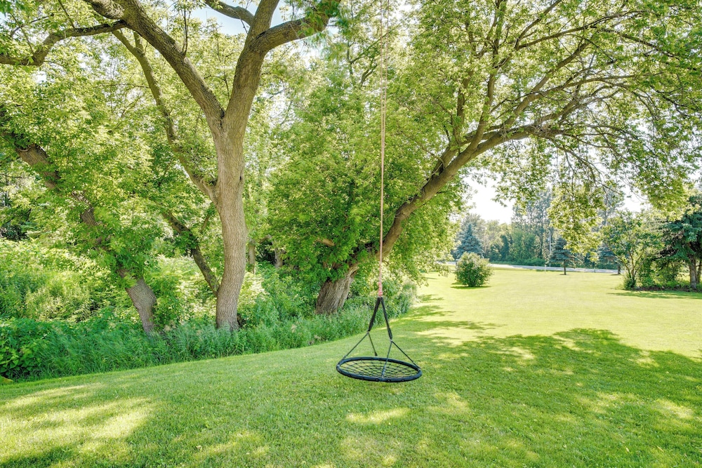 Spacious Family Villa w/ Decks in Chilton!