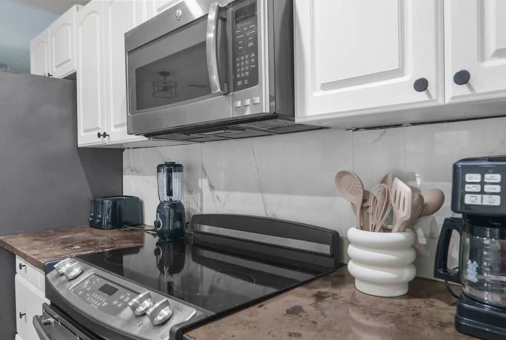 Hudson Retreat, 3 Bedroom Pool Home!