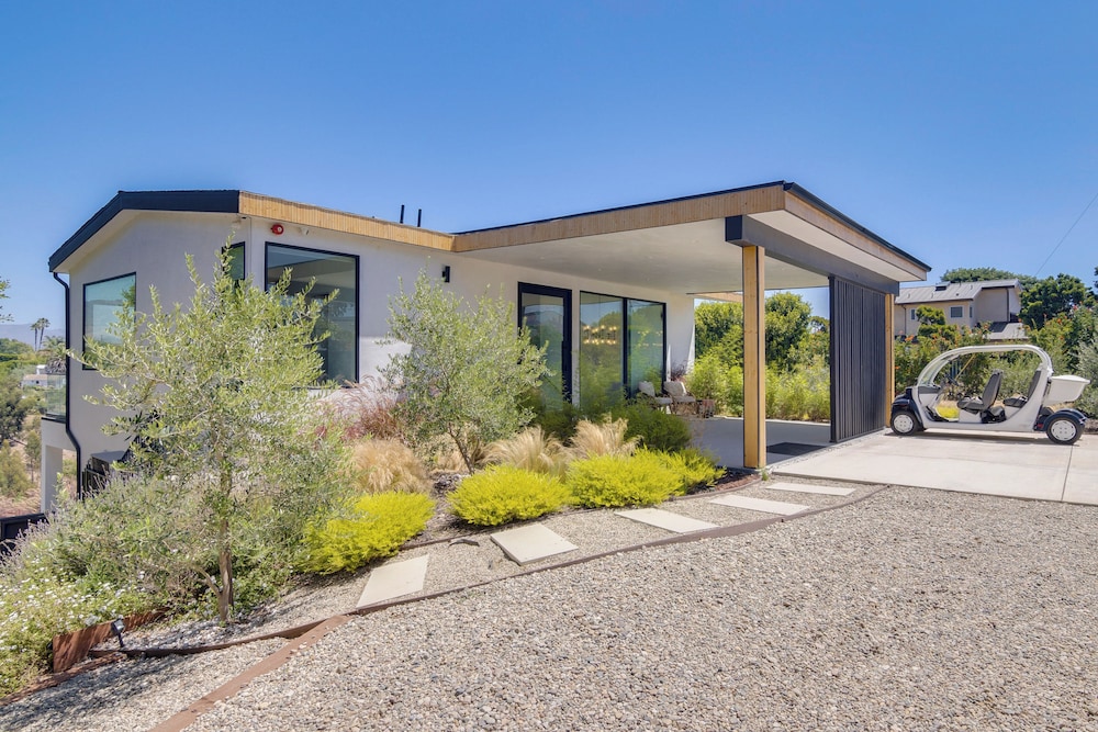 1 Mi to Point Dume: Mtn-view Escape w/ Patio!