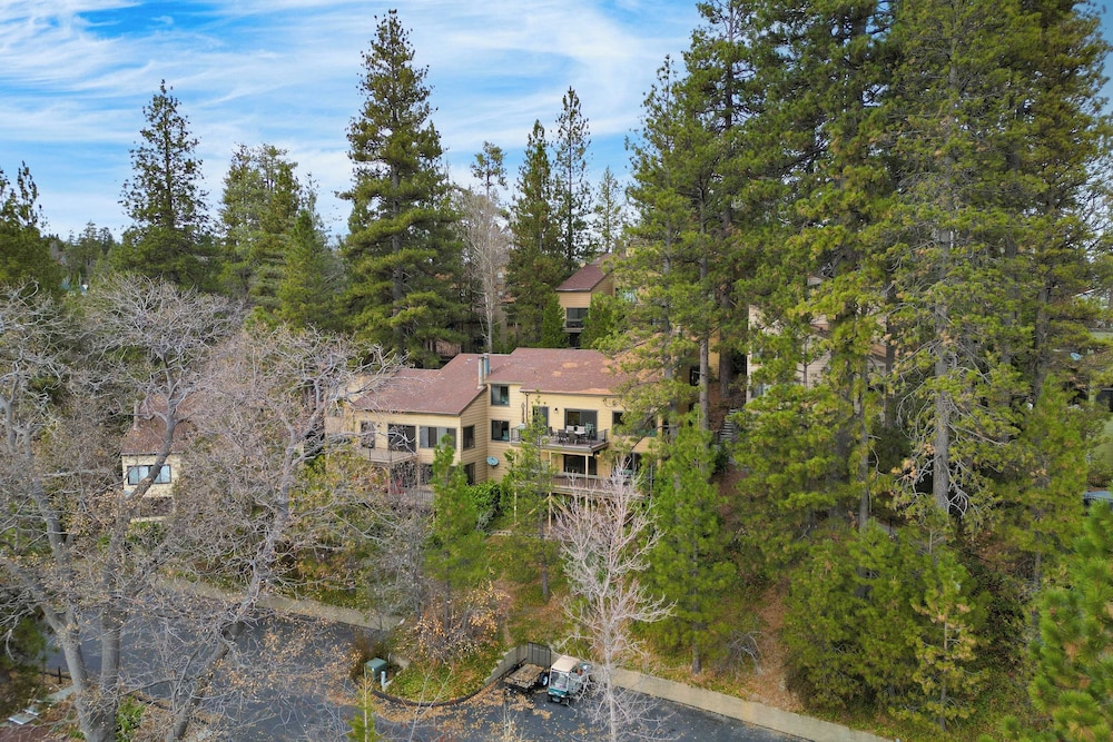 Arrowhead Lakeside Escape by Avantstay 3min Walk to Lake, Private Beach Access