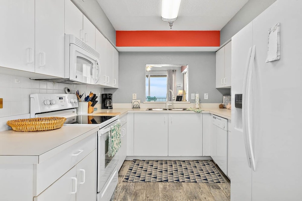 Oceanview Top-floor Penthouse in Surf Club Beach Pool Access