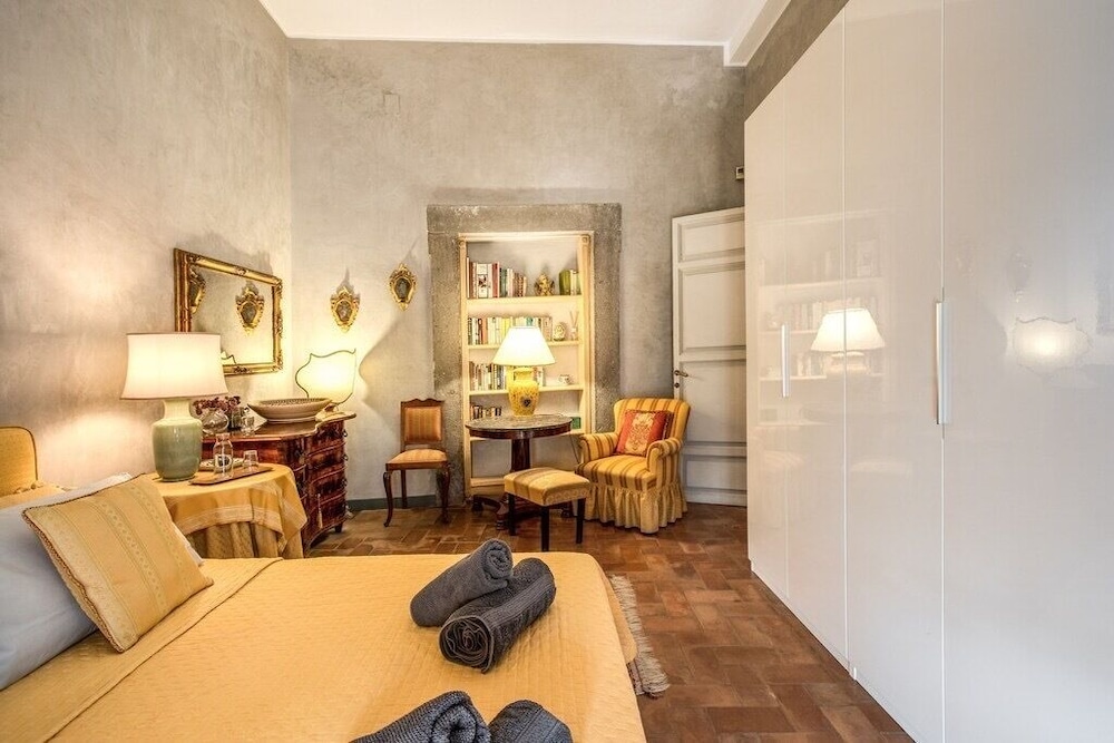 Wonderful Apartment With Balcony In Piazza Margana