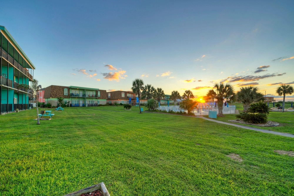 3 Condos in Beachfront Complex w Pool Sleeps 22 Island Retreat 3-unit Buyout