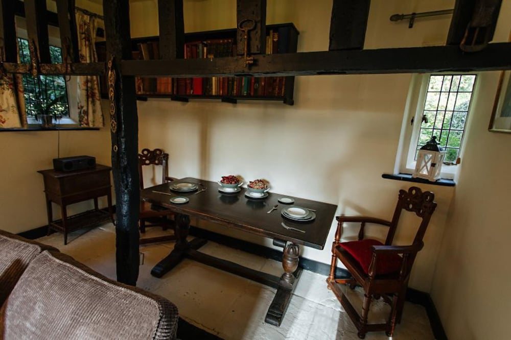 Breathtaking Elizabethan Manor House view 3