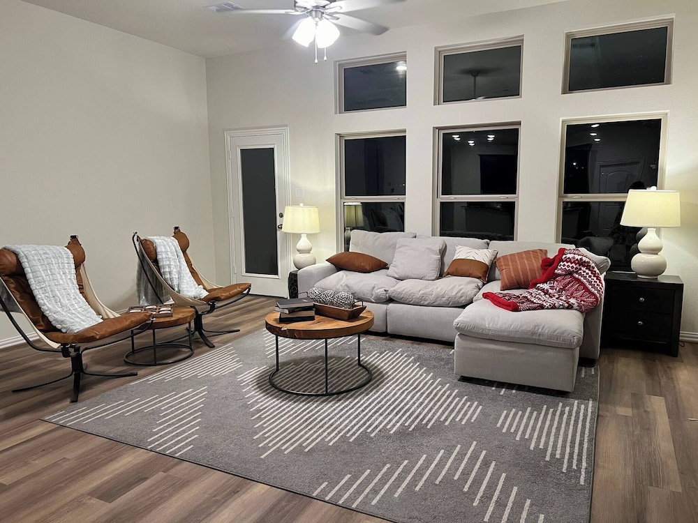Balmoral Lakeside 5br 4ba House