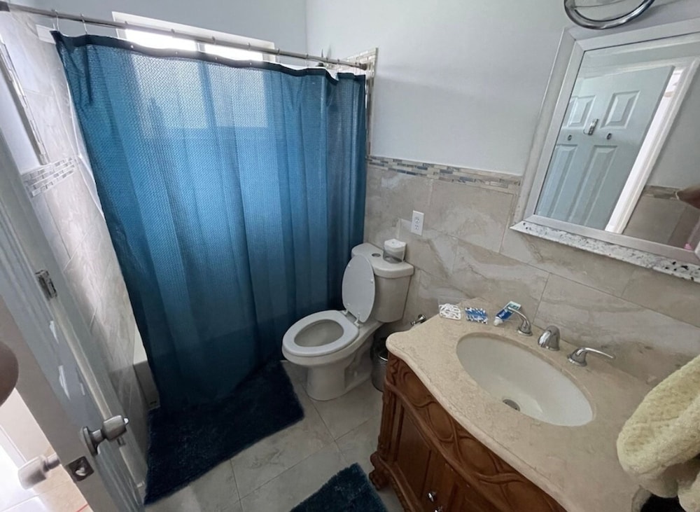 Private 1BD Efficiency King bed Wi-fi Parking