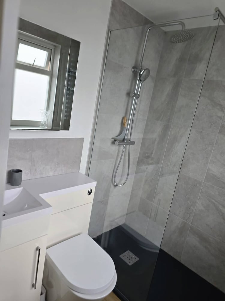 Spacious 4-bed House Close to LHR and London