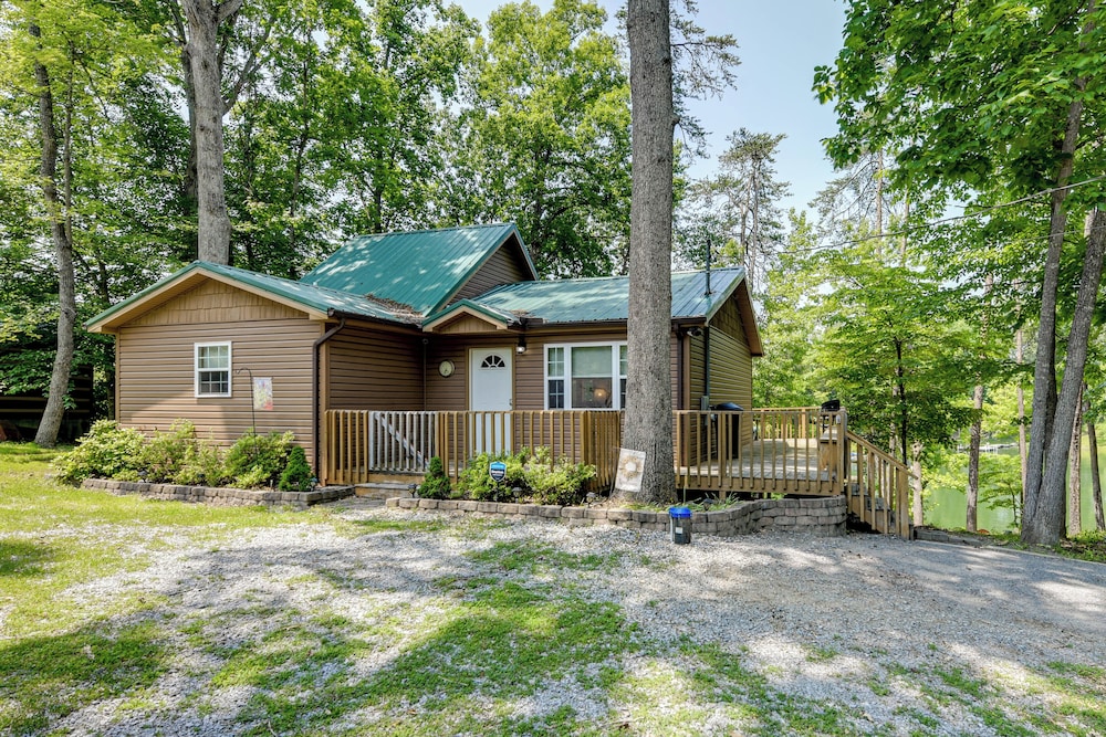 Boat Dock: Family-friendly Douglas Lake Home!