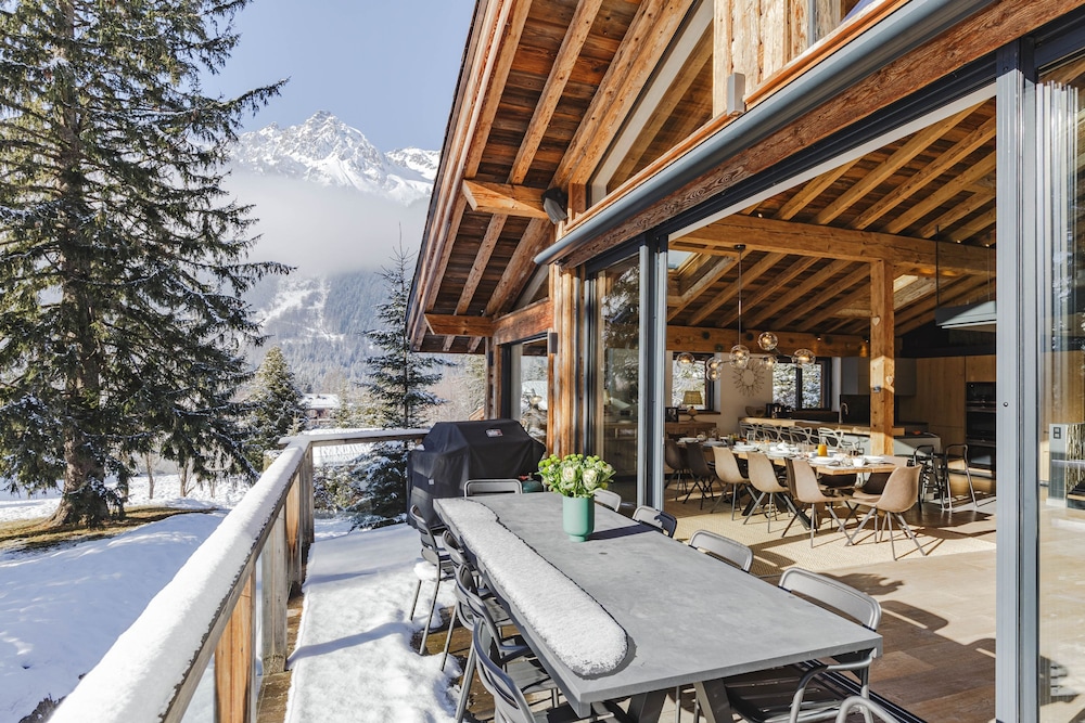 Chalet Black Squirrel Luxury Retreat With hot tub Sauna