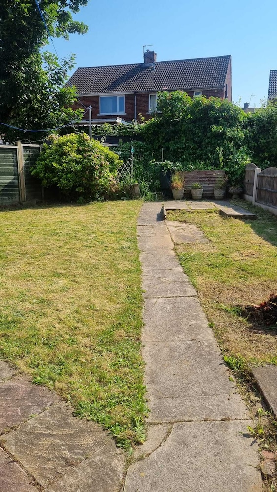 Doncaster-house-sleeps8-parking-garden