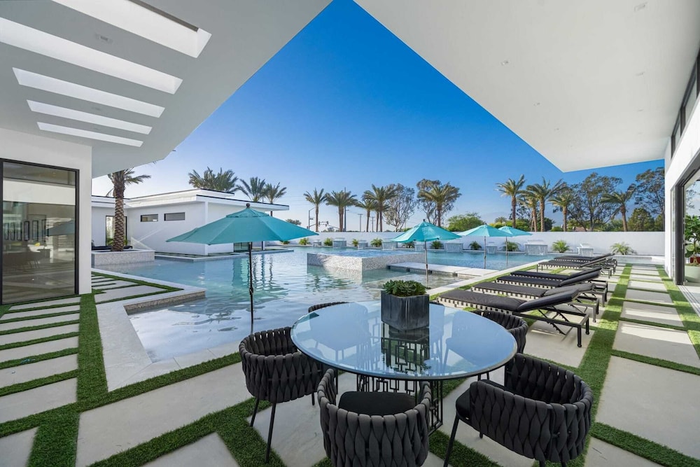 Sleeps 23 Luxury Villa w/ Pool, Hot Tub & Pickleball Court Bravo Villa 10