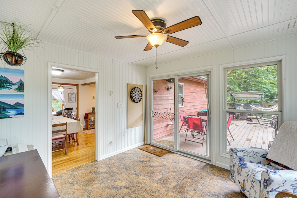 5 Mi to Harpers Ferry Nhp: Quiet Home w/ Deck