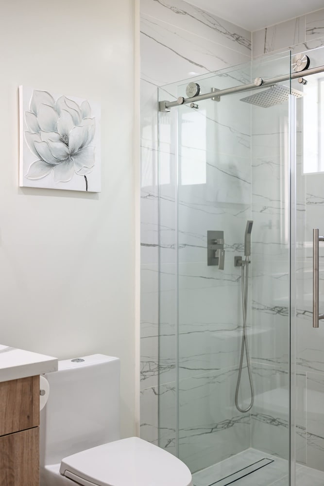 Stylish New Home Bright Modern Fully Stocked
