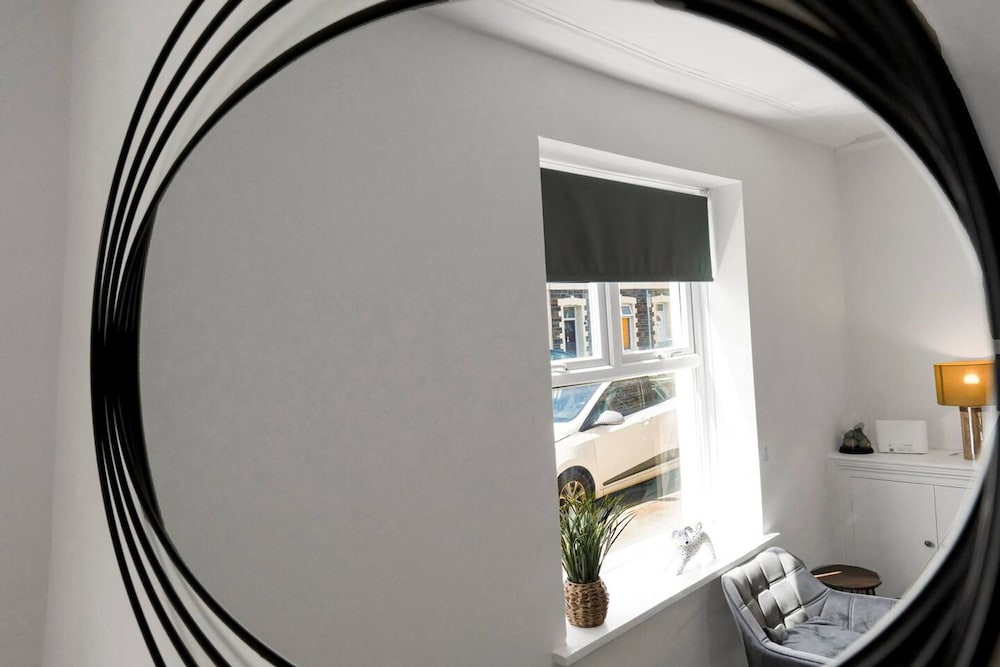 Central Chic - Huge Home - Free Wifi