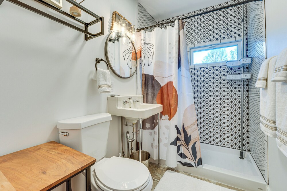 Charming Gardiner Home w/ Yard & Sunroom