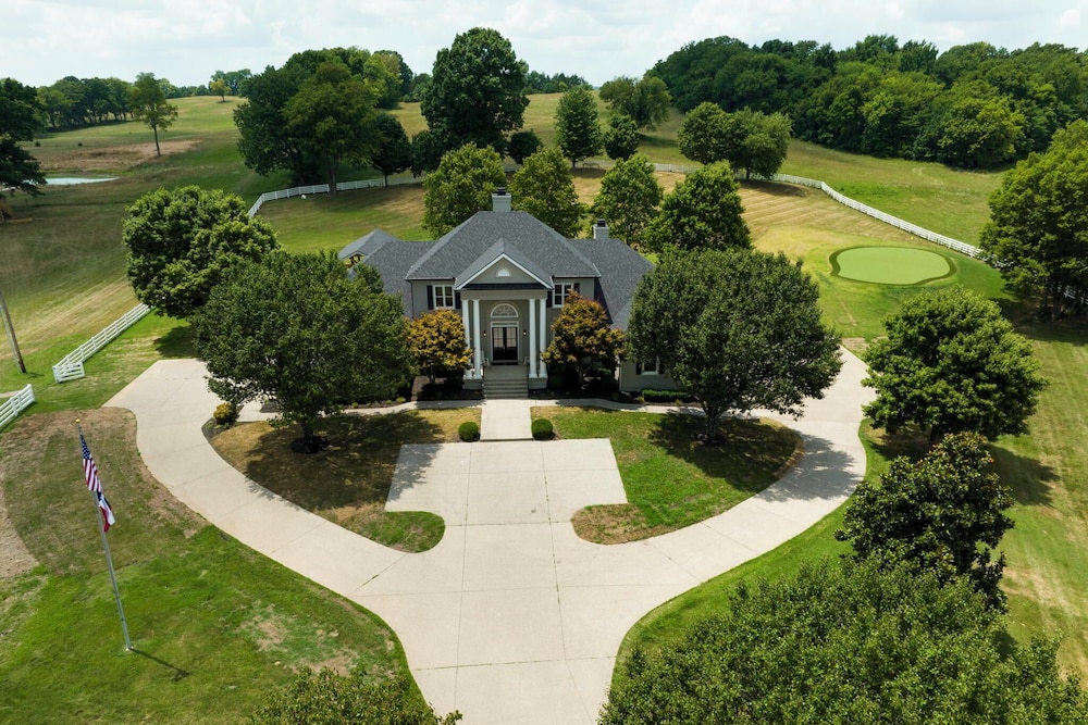 Majestic Manor-private Hundred Acre Yard-pool/spa
