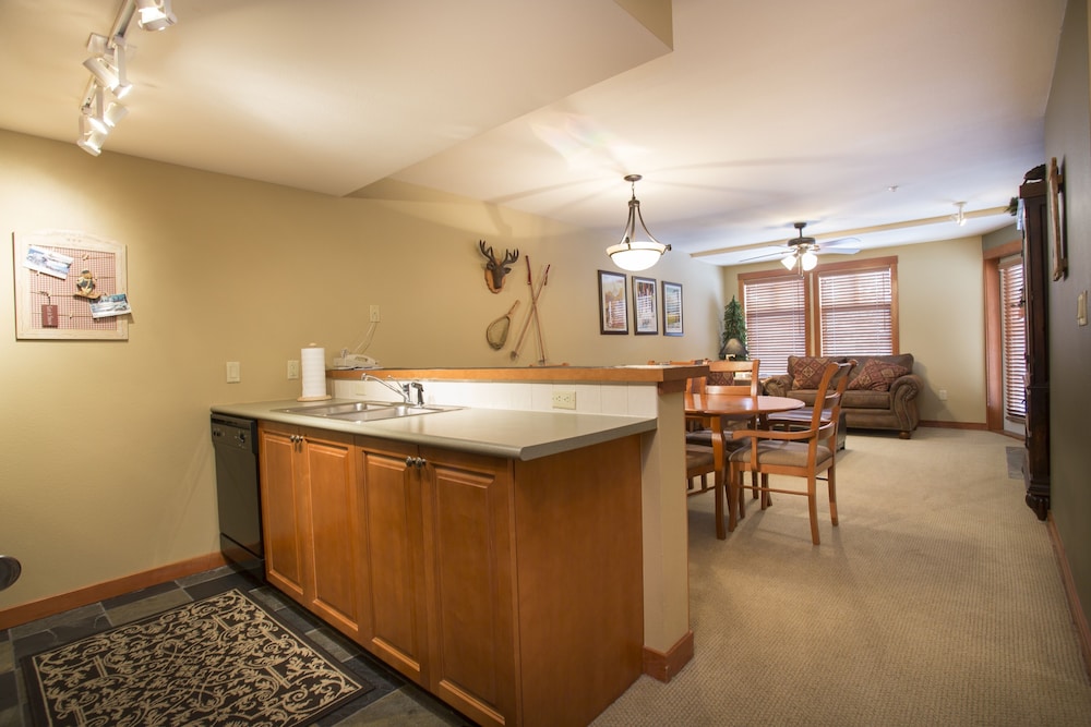 1310 - One Bedroom + Den Standard Eagle Springs West 1 Condo by RedAwning view 3