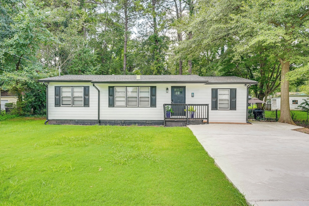 5 Mi to Town: Pet-friendly Retreat in Marietta!