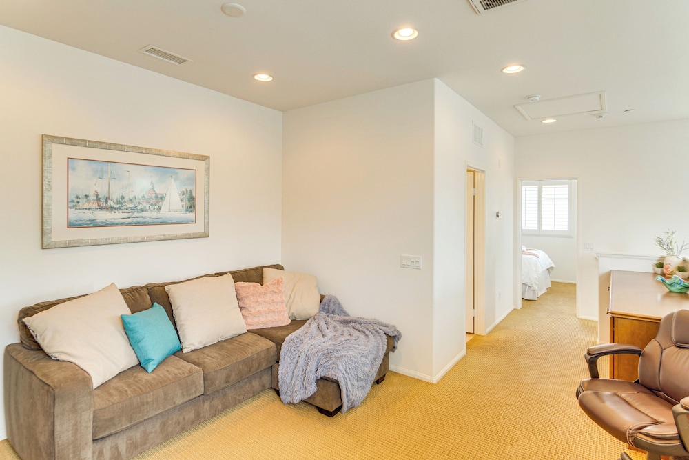 Walk to Beach: Luxe San Buenaventura Villa!