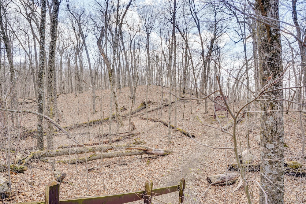Near Hiking: Lakefront Getaway in Campbellsport!