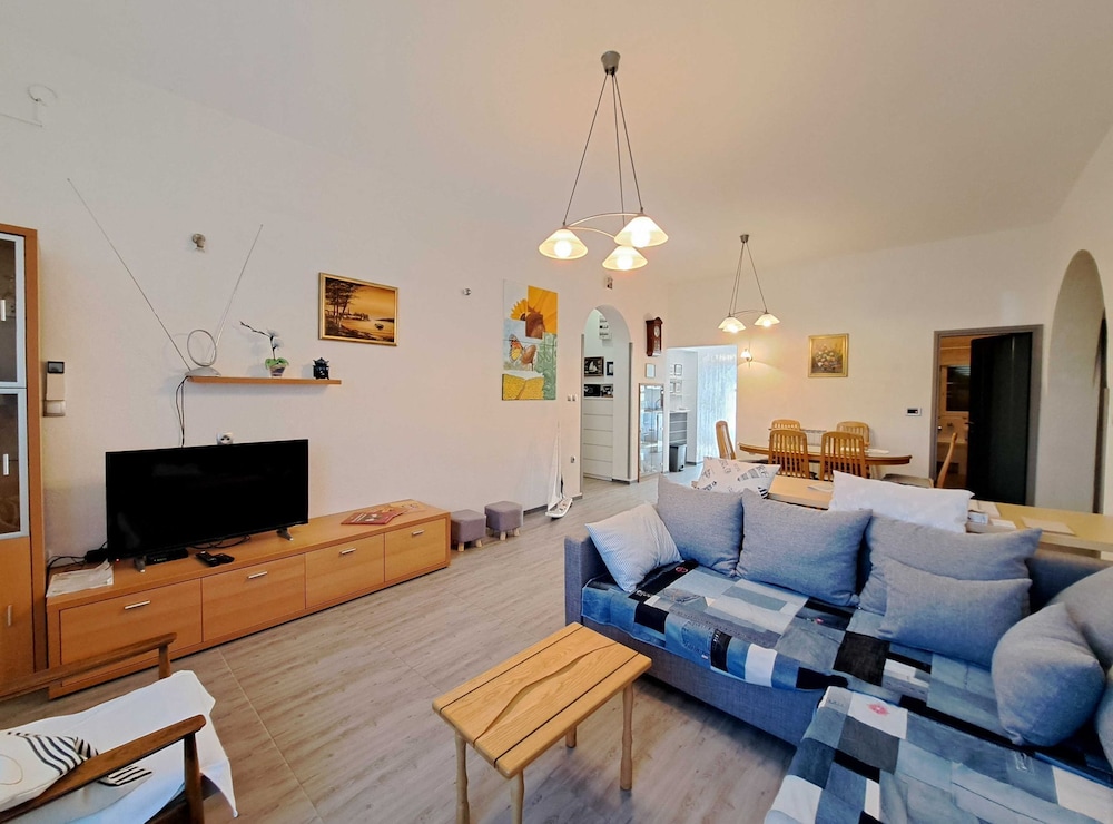Spacious Urban Retreat Apartment With Terrace