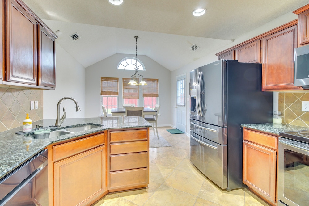 3 Mi to Oglethorpe Mall: Home w/ Fenced Yard!