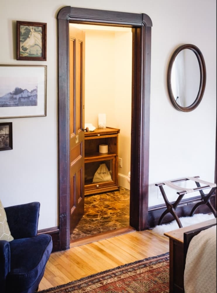 Burdett House Bed & Breakfast