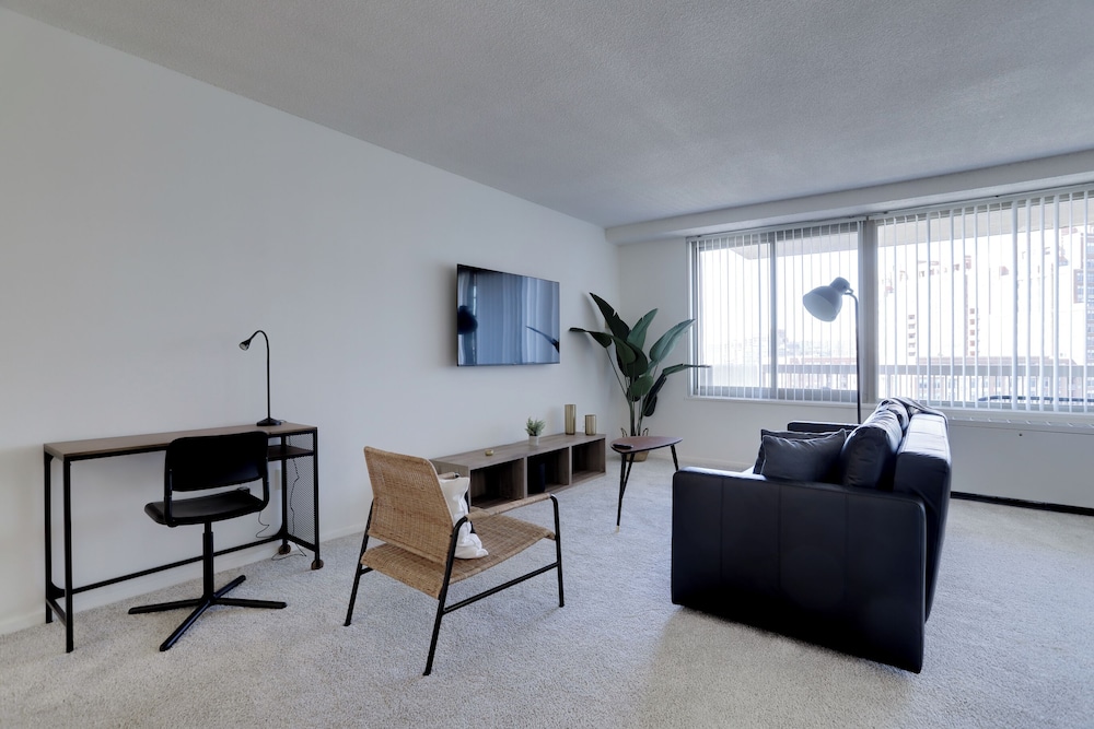 Stylish & Spacious 2BR in Crystal City