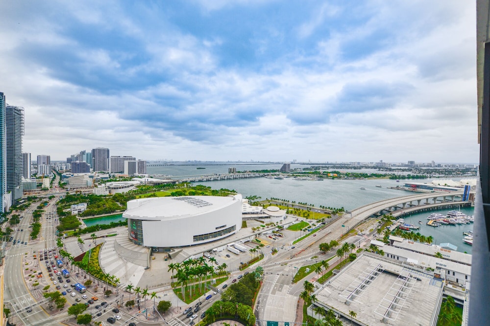Bayside Studio Overlooking the city