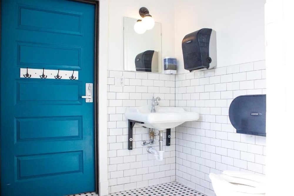 11th Avenue Hostel