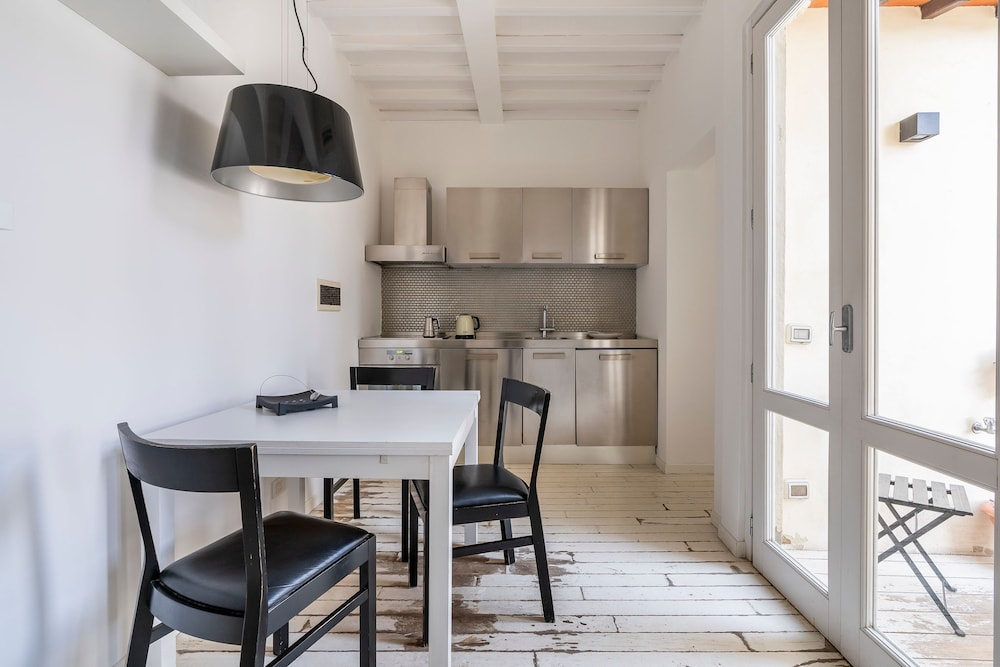 Laura 10 in Firenze With 1 Bedrooms and 1 Bathrooms