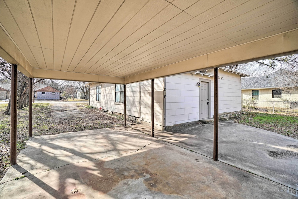 4 Miles to Lake Jacksboro: Cozy Texas Cottage