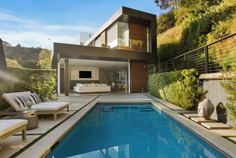 Belfast Estate - Mid-century Meets Modern - Luxe Poolside Villa