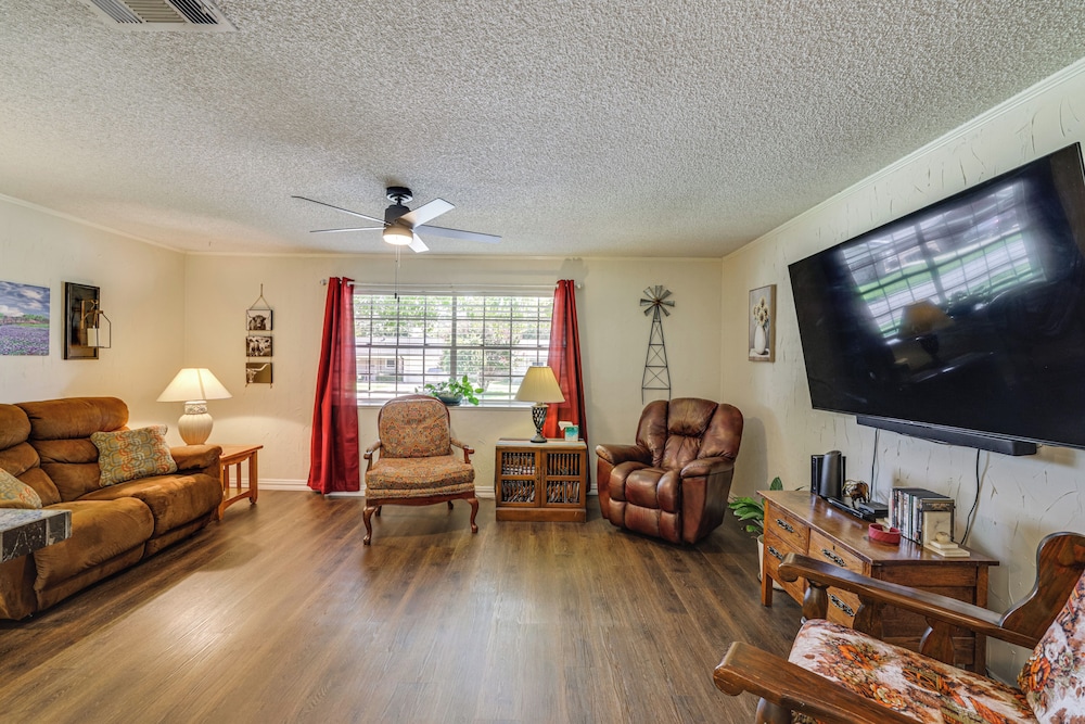 Home w/ Backyard Oasis < 7 Mi to At&t Stadium!