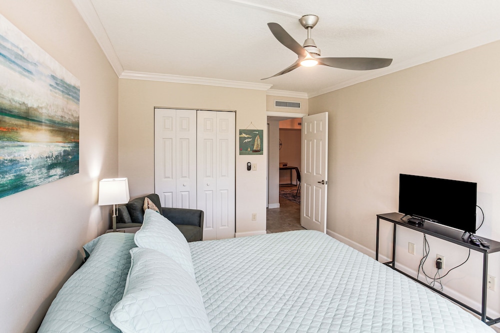 8 Mi to Beach: Modern Condo in Fort Myers!