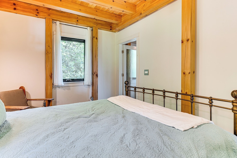 Hot Tub & Mtn Views: Modern Old Fort Hideaway!
