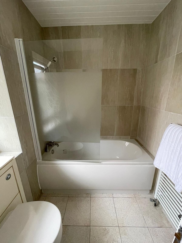 3-bed House - Garden & 30 Mins to Central London