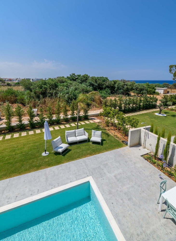By The Beach - Blue Topaz Villa